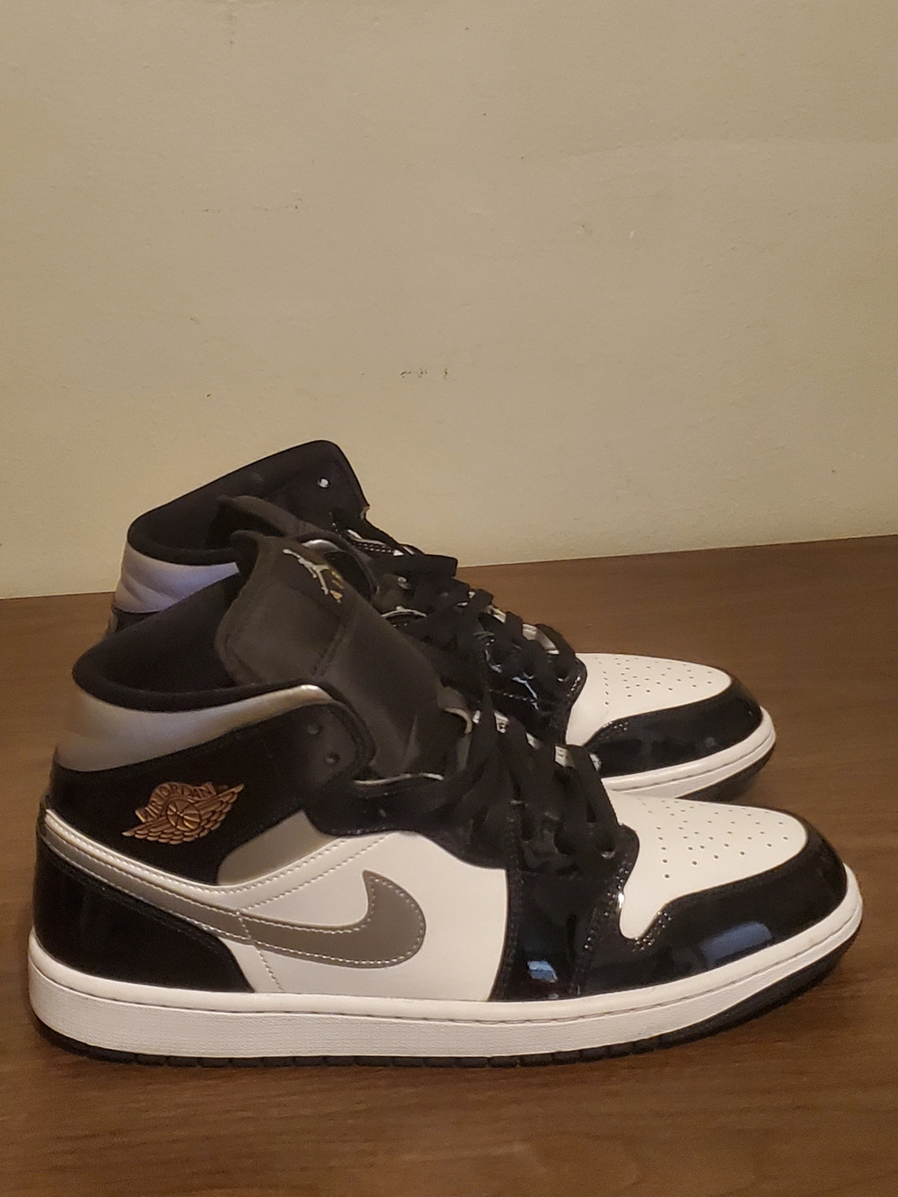 Jordan retro Men's Black, White & Silver Mid-Top Sneakers